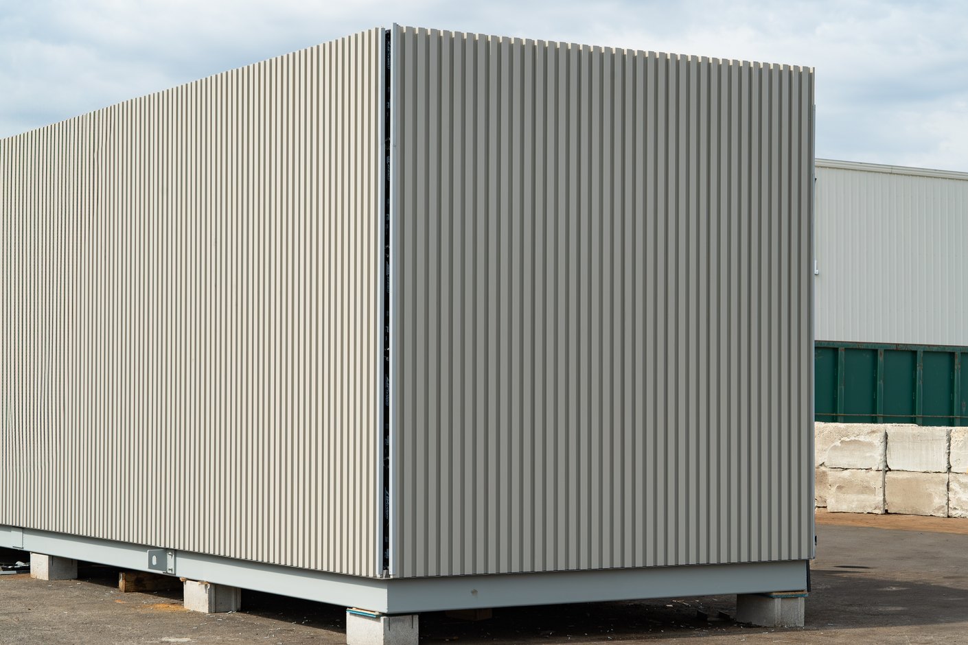 Prefabricated module clad in ribbed steel outside the plant