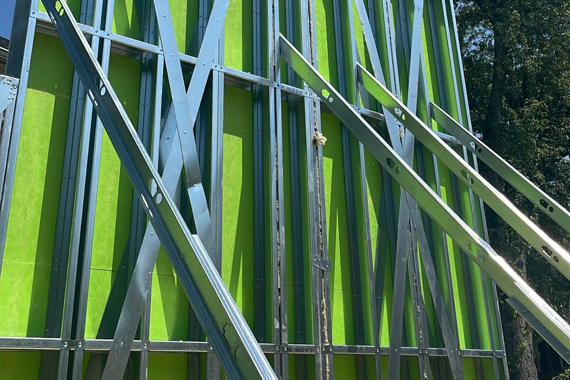 Prefabricated metal panels on complex and urban projects